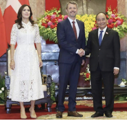 Royal Style: On with the chic, and the royal mystique! 