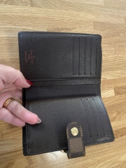 Anyone know anything about LV handbags? Need to know if this is real or fake. 