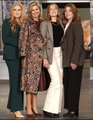 Royal Style: On with the chic, and the royal mystique! 