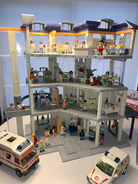 To show you this Playmobil hospital 
