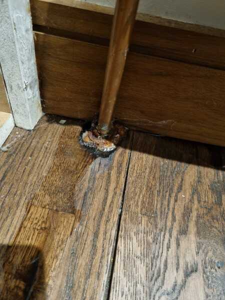What's this happening near this radiator? (Pic attached)