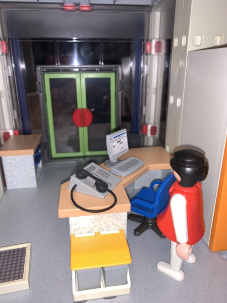 To show you this Playmobil hospital 