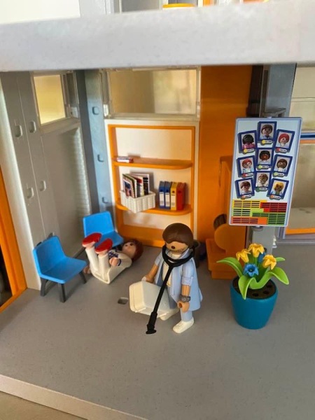To show you this Playmobil hospital 