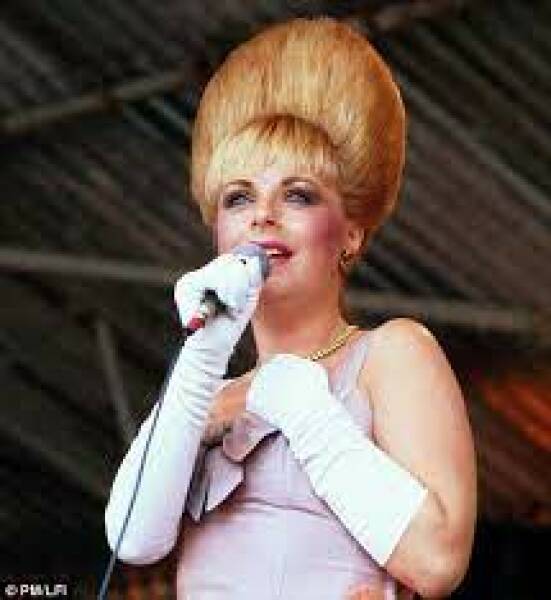 Les Parisiennes des Mamansnet: Always Have a Ball Gown at the Ready in Celebration of Your Enemy's Demise