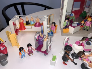 To show you this Playmobil hospital 