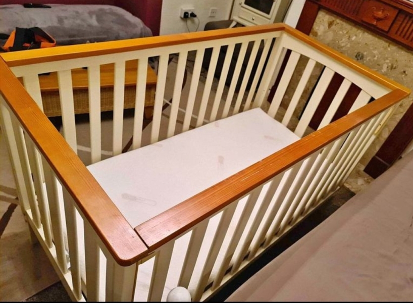 Can anyone help me identify make/model of this cot??