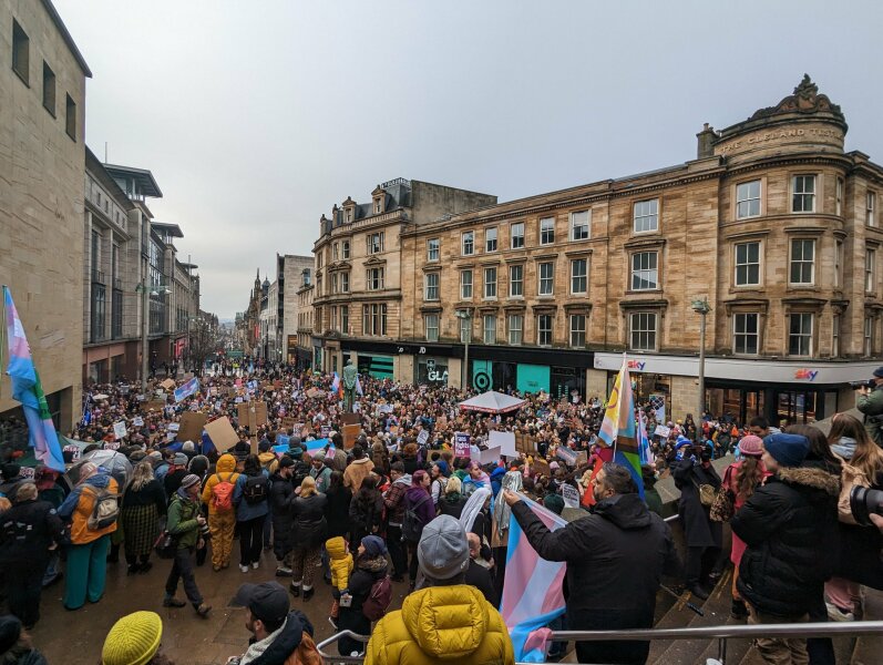 SNP demo - 'decapitate t*rfs'