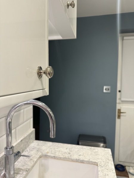What colour wall paint with white kitchen and grey work tops?