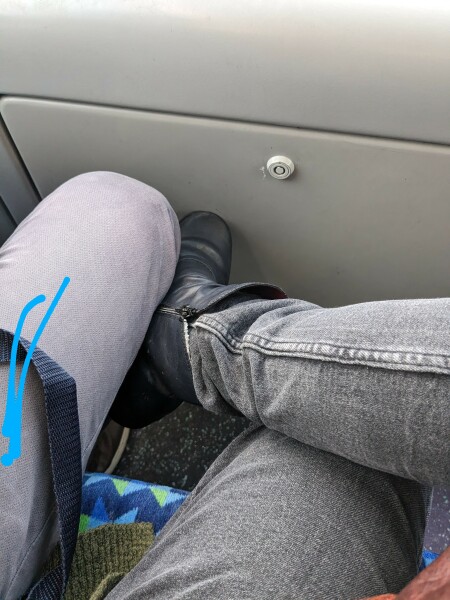 Man spreading on the bus *pic*