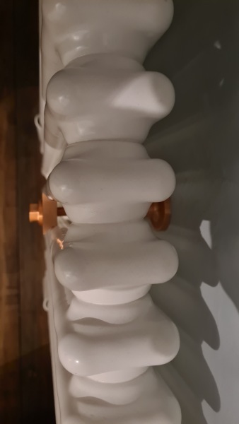 Cast iron rad with feet - need to strap to the wall?