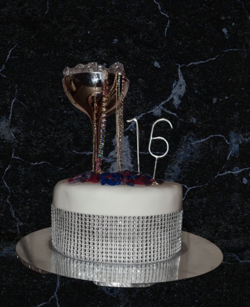 Cake decorators, can I pick your brains a mo please?