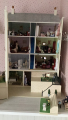 Does anyone have a dolls house? As a hobby?