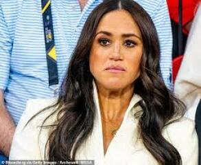 Anyone else think Kate is coming across as a bit precious and over-sensitive? Baby brain, lip gloss etc.
