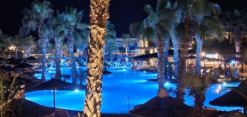 Family holiday in Crete - villa in resort?