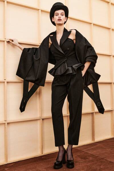 Les Parisiennes des Mamansnet: JesusFlo Superstar in a Back Lit Kaftan (Toyboy Not Included)