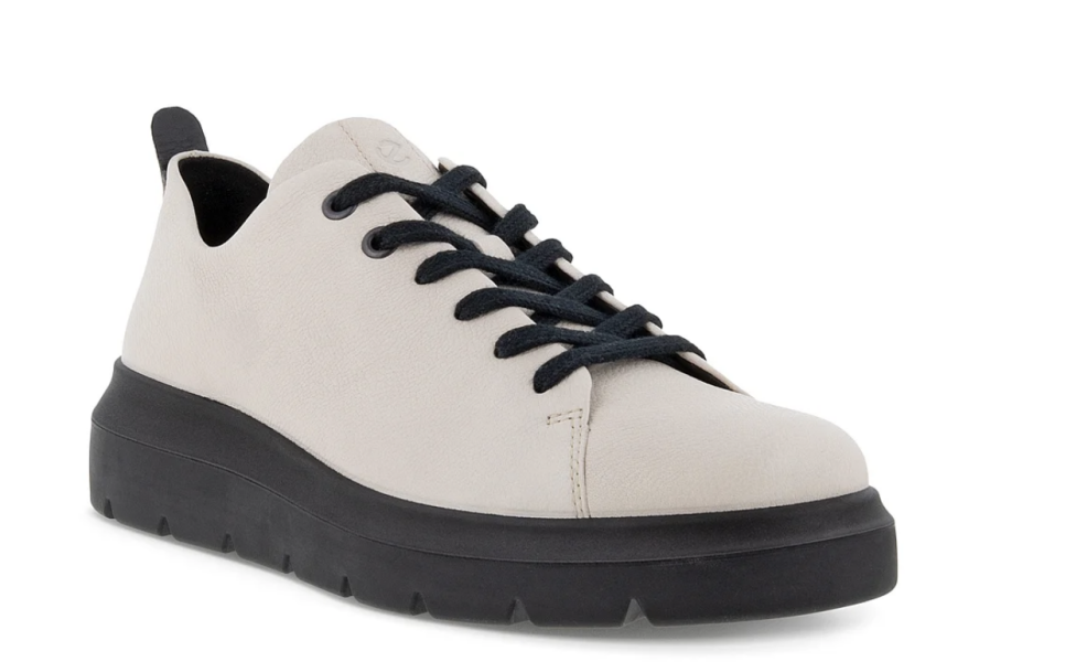 What shoes should a 40yo wear with this outfit?