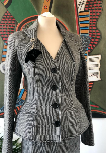 Les Parisiennes des Mamansnet: JesusFlo Superstar in a Back Lit Kaftan (Toyboy Not Included)