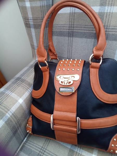 Anyone know the name of this handbag please?