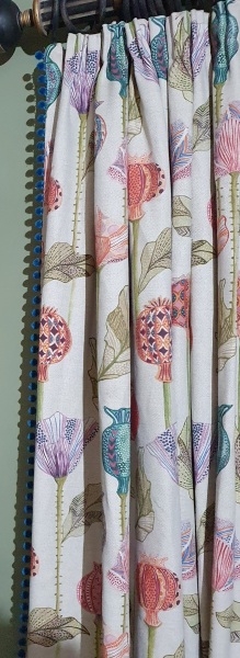 What colour curtains with green wall? 