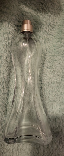 Can anyone help me identify this perfume  please? (Pic attached)