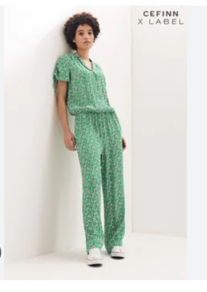 What colour accessories with this jumpsuit?