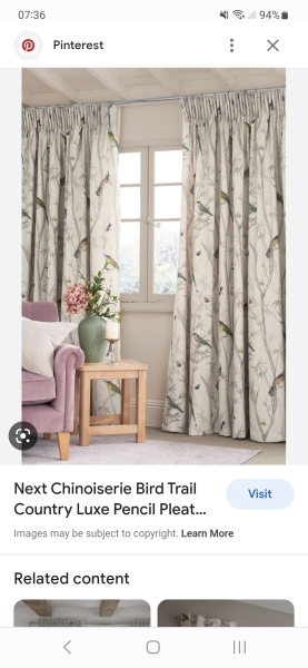 What colour curtains with green wall? 