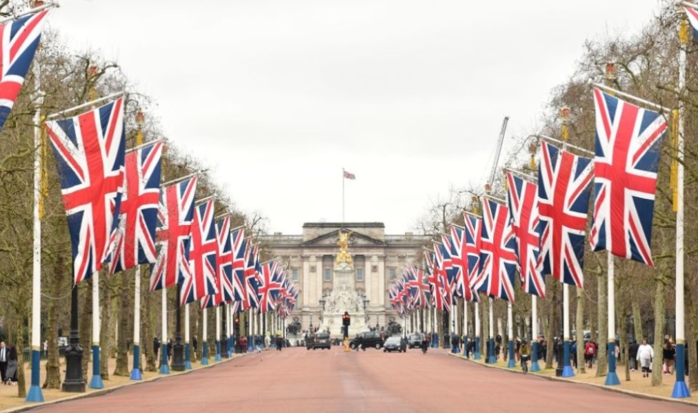 Drape St George Flag/Union Jack in upstairs front window? An MN no-no?