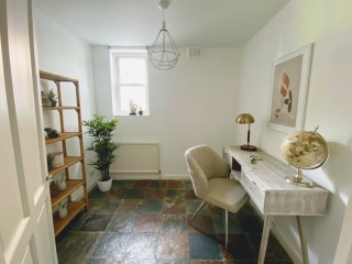 To want to "stage" apartment for sale? (DP disagrees)