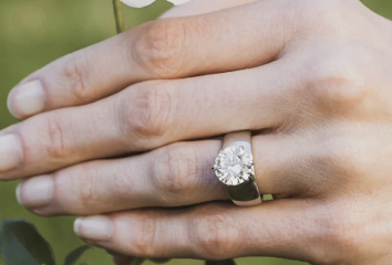 Shall I go for a replacement engagement ring or another piece of jewellery?