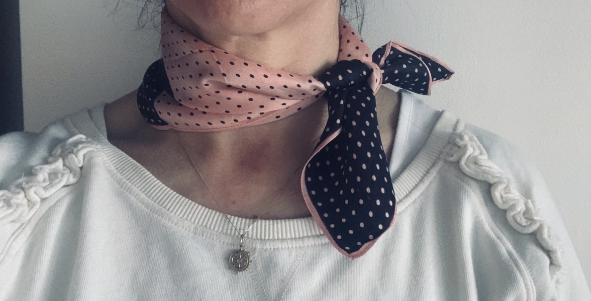 Les Parisiennes des Mamansnet: JesusFlo Superstar in a Back Lit Kaftan (Toyboy Not Included)