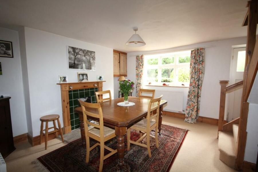 What colour to paint this cottage dining room? 