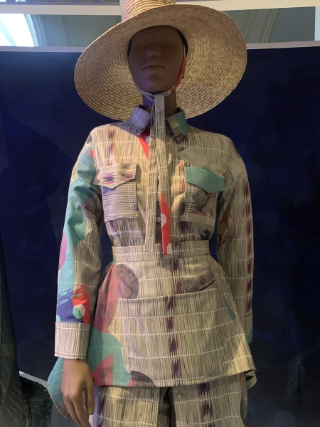 Les Parisiennes des Mamansnet: JesusFlo Superstar in a Back Lit Kaftan (Toyboy Not Included)