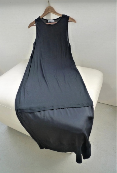 Les Parisiennes des Mamansnet: JesusFlo Superstar in a Back Lit Kaftan (Toyboy Not Included)