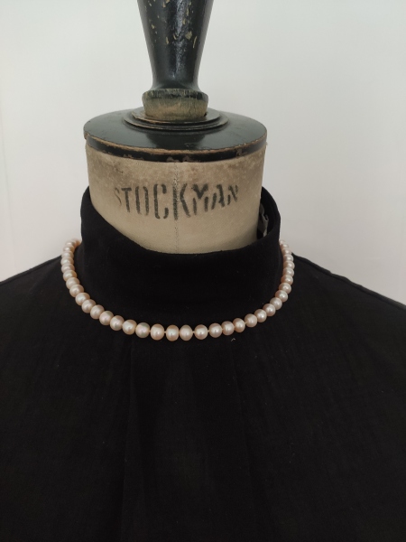 Les Parisiennes des Mamansnet: JesusFlo Superstar in a Back Lit Kaftan (Toyboy Not Included)