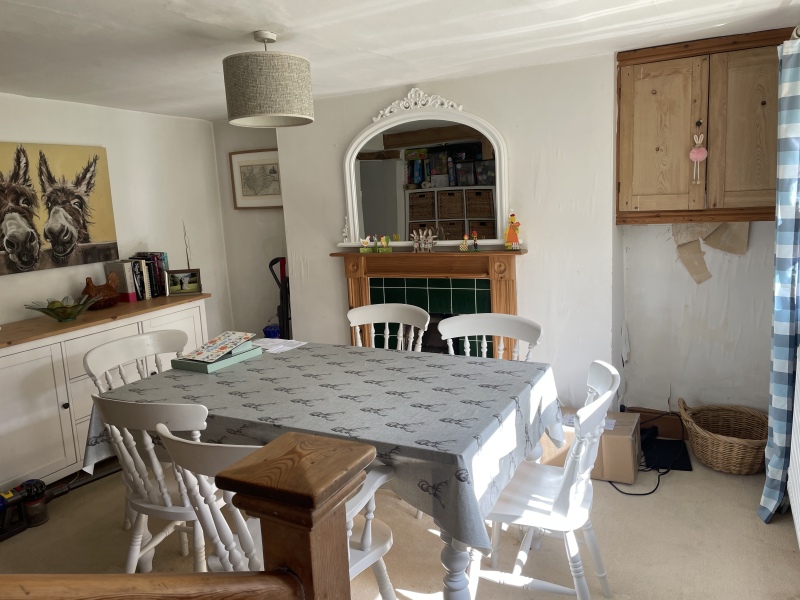 What colour to paint this cottage dining room? 