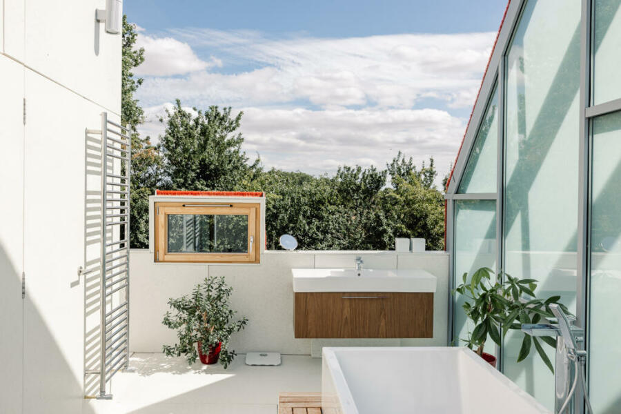 Ever fancied living in a sliding greenhouse? I kind of want to.....