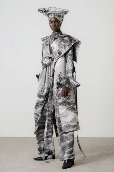 Les Parisiennes des Mamansnet: JesusFlo Superstar in a Back Lit Kaftan (Toyboy Not Included)