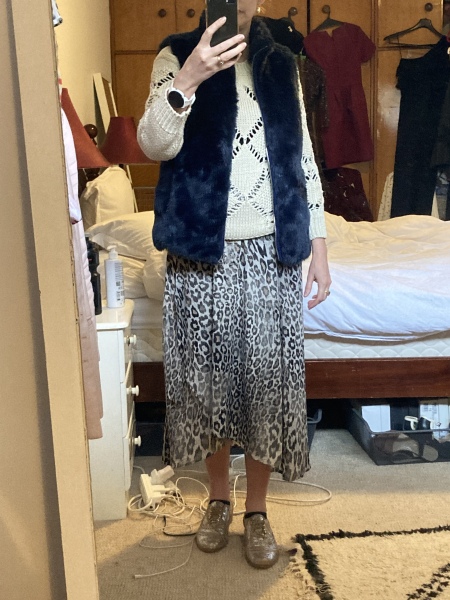 Les Parisiennes des Mamansnet: JesusFlo Superstar in a Back Lit Kaftan (Toyboy Not Included)