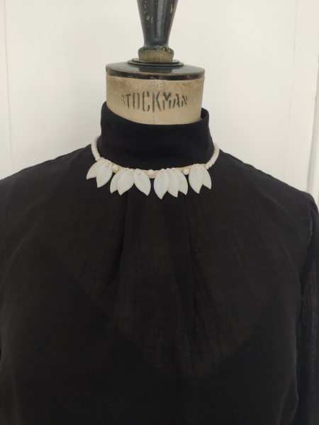 Les Parisiennes des Mamansnet: JesusFlo Superstar in a Back Lit Kaftan (Toyboy Not Included)