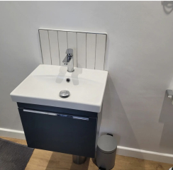 Long & very narrow en-suite 