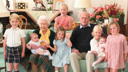 New picture of late Queen with her great/grandchildren by Princess of Wales