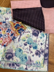 Les Parisiennes des Mamansnet: JesusFlo Superstar in a Back Lit Kaftan (Toyboy Not Included)