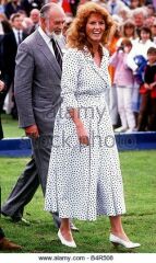 So what are we wearing instead of floral midi dress and white trainers this Spring?