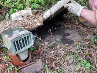 Manhole in the garden: what could it be? ... (Pic attached)