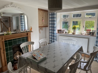 What colour to paint this cottage dining room? 
