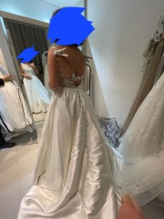 Hel0 for a wedding dress for a 50 year old bride
