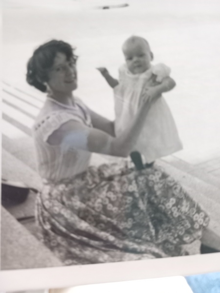 TEN POUND POMS - SUNDAY 9pm bbc. TV PACE. NO SPOILERS 