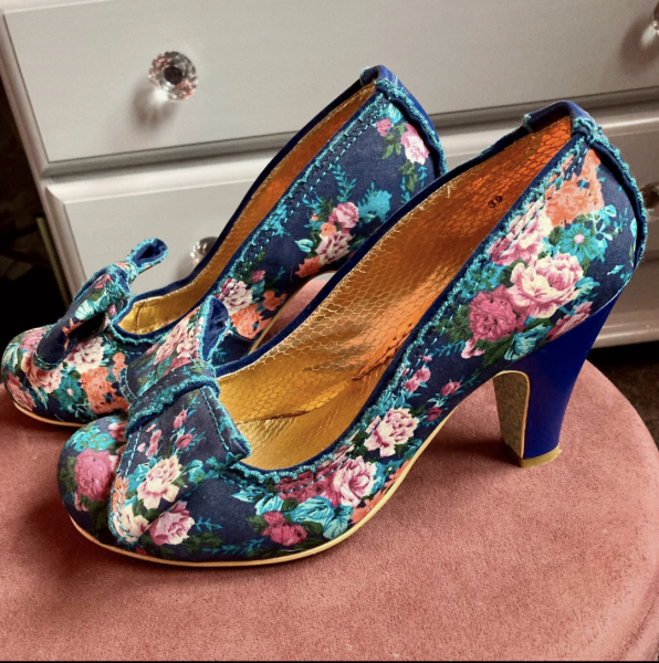 What shoes and accessories with this dress?