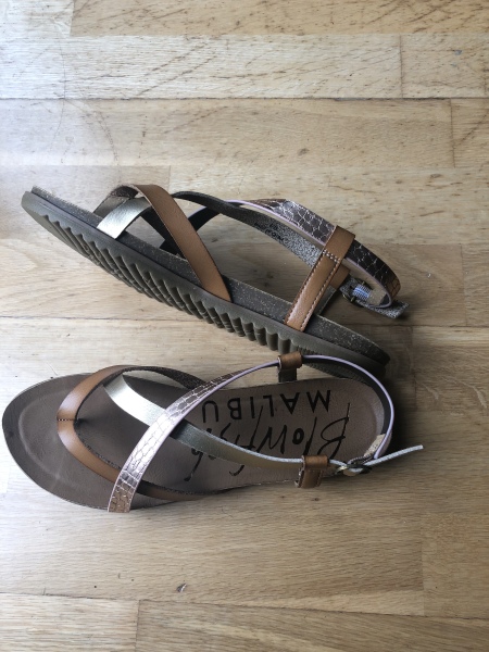 Elegant neutral cushioned sandals 