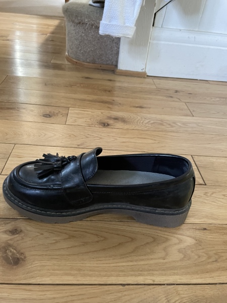 What shoes do teens wear to school with uniforms